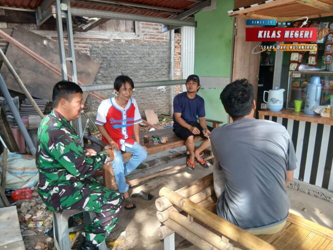 
Babinsa Koramil 14/Panongan Laksanakan Komsos, Himbau Warga Waspada Cuaca Hujan