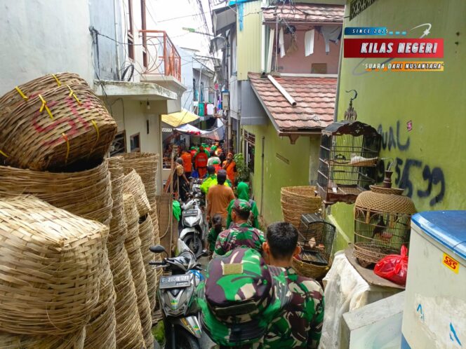
Di Tengah Genangan Air Kampung Melayu, Persit Kartika Candra Kirana Hadir Membawa Harapan