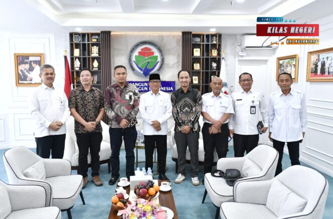 
Mendes Yandri Bangkitkan Peternak di Tingkat Desa, Kolaborasi dengan Kurma Adzwa Farm