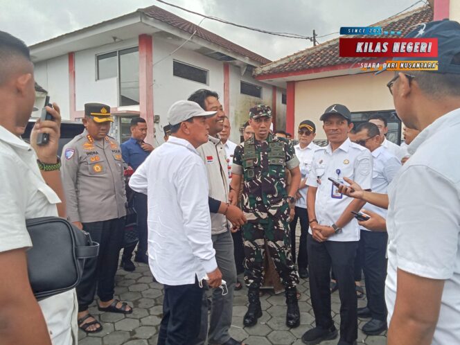 
Kodim 0510/Tigaraksa Berikan Sembako Dalam Pengecekan Wilayah Banjir