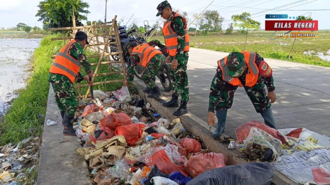 
Satgas Koramil 08/Kronjo: Berseragam Loreng, Bahu-Membahu Evakuasi Gunungan Sampah