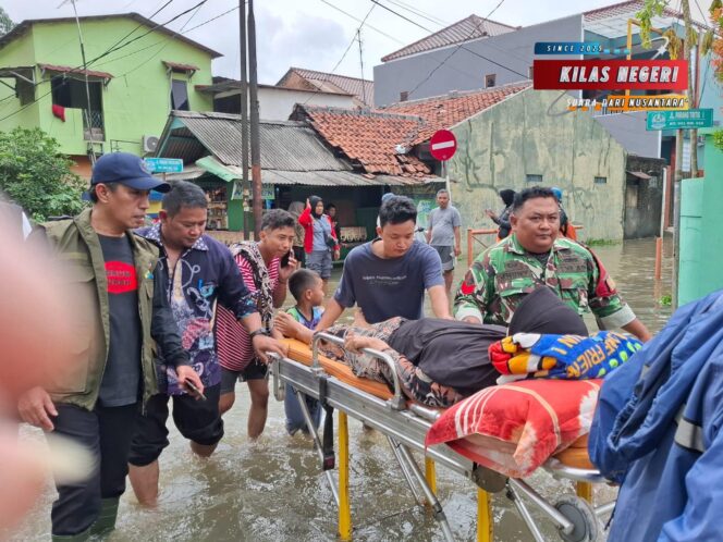 
Banjir Rendam Bekasi, Babinsa Sigap Evakuasi Warga Sakit
