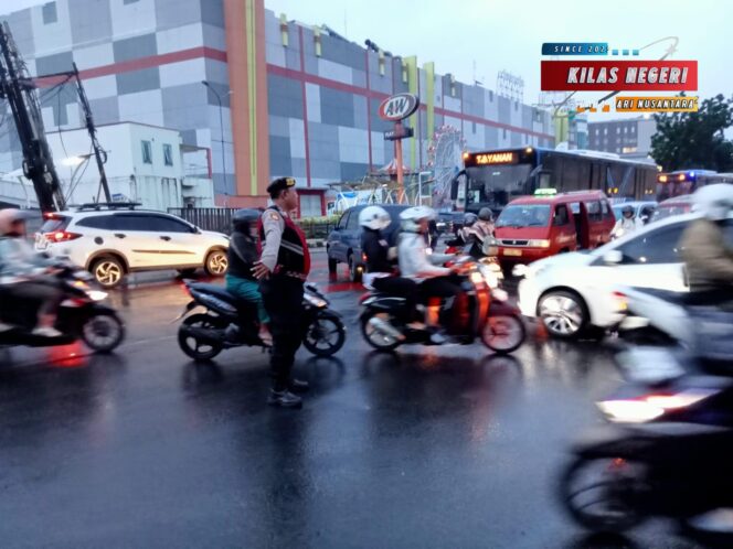 
Menjaga Kota Tetap Tenang, Polisi Makasar Hadir di Malam Hari untuk Lindungi Warga