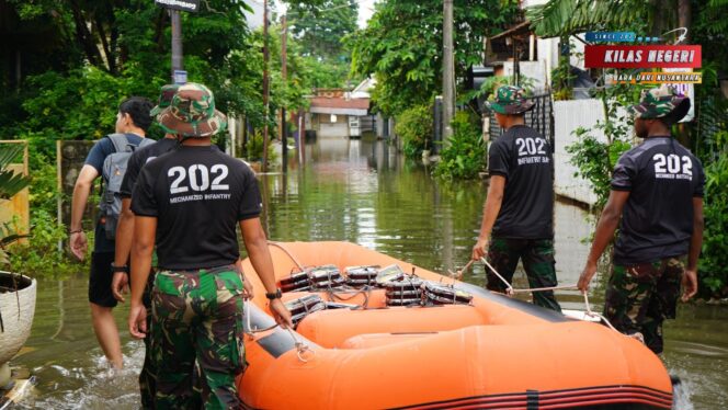 
Batalyon Infanteri 202/Tajimalela dengan Sigap Membantu Korban Banjir