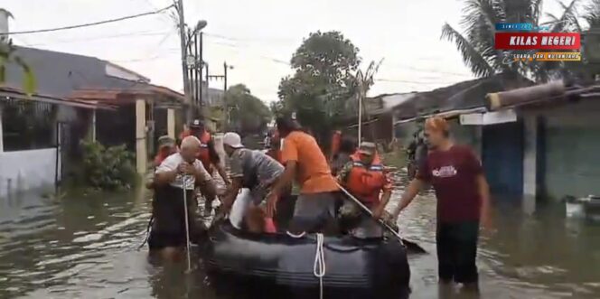 
Babinsa Koramil 04/Babelan Sigap Evakuasi Lansia Terdampak Banjir di Desa Buni Bakti