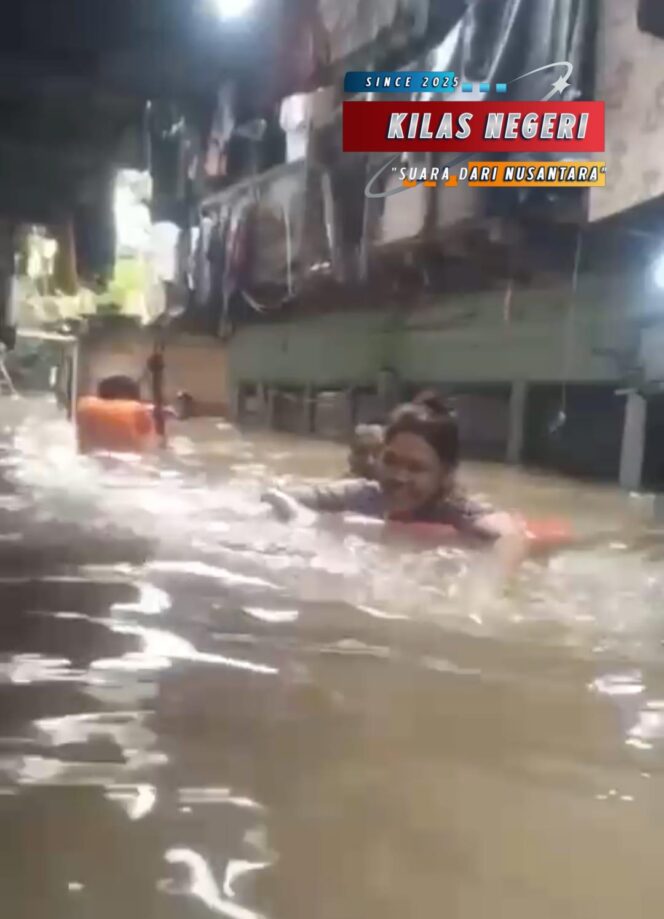 
Babinsa Koramil 01/Jatinegara,Bantu Evakuasi Korban Banjir Warga Bidara Cina