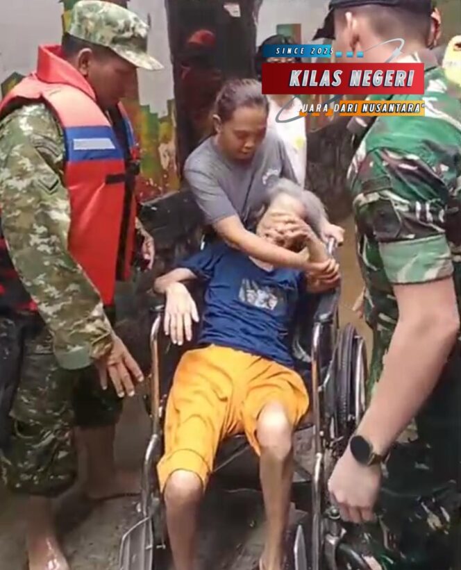 
Babinsa Jatinegara Sigap Evakuasi Warga Penderita Stroke di Tengah Banjir Kampung Melayu