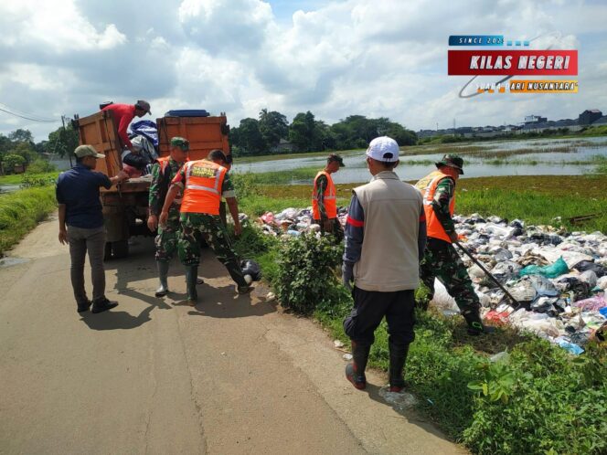 
Satgas Sampah Koramil 14/Panongan Bersihkan Jalan AMD, Wujud Sinergi TNI dan Warga