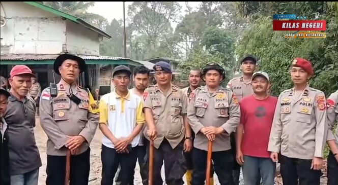 
Di Tengah Lumpur dan Harapan, Polri Bersama Warga Buka Akses Jalan Kampung Setie Pascabencana