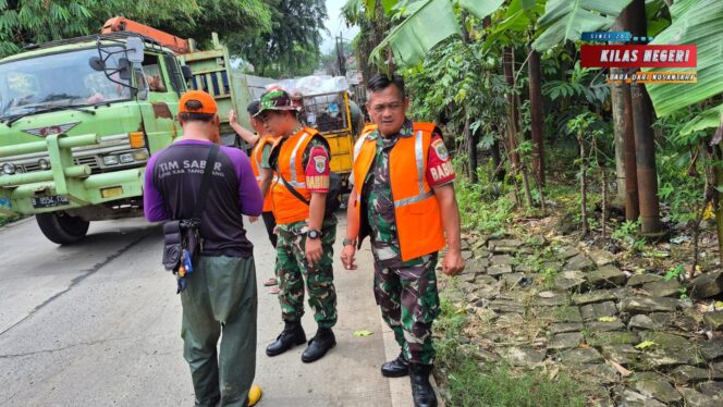 
Bawa ALKAP, Satgas Sampah Kodim 0510/Trs Atasi Sampah Liar