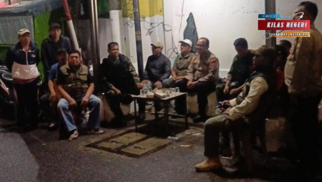 
Ciptakan Pasar Rebo Aman dan Kondusif, Koramil 03/Ps. Rebo-Ciracas Gelar Patroli/Siskamling Keliling