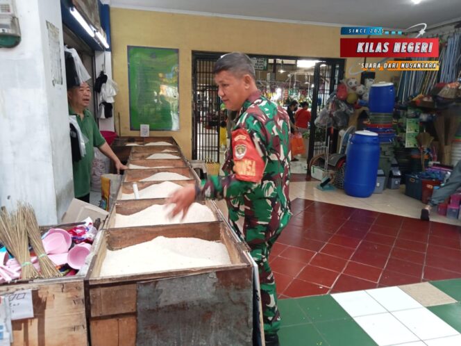 
Babinsa Koramil 14/Panongan Pantau Harga Sembako di City Marketing