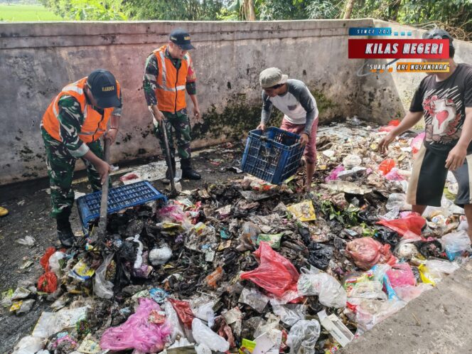 
Koramil 09/Mauk Kerahkan Satgas Sampah Bergerak Cepat Bersihkan Sampah di Ketapang
