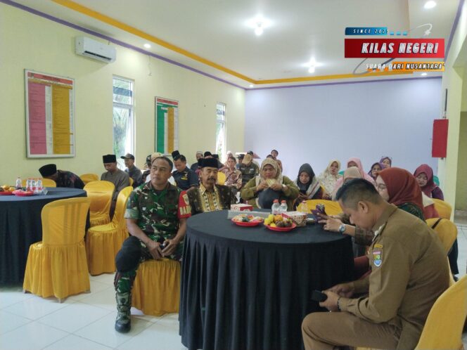 
Babinsa Koramil 14/Panongan Hadiri Musdes Pengesahan Perubahan APBDes TA 2006 Desa Mekar Jaya