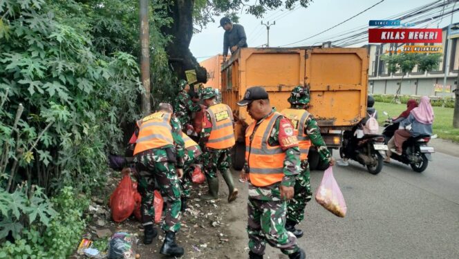 
Danramil 11/Pasar Kemis Pimpin Korvei Pembersihan Sampah di Kampung Picung
