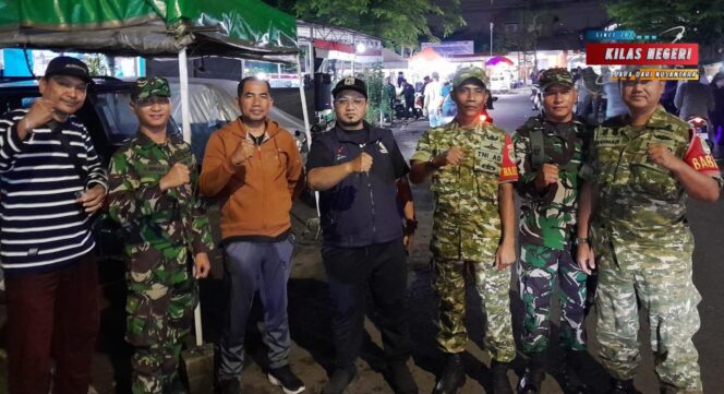 
Patroli/Siskamling Keliling, Koramil 06/Cakung Bersama Komponen Masyarakat Wujudkan Wilayah Aman dan Kondusif.