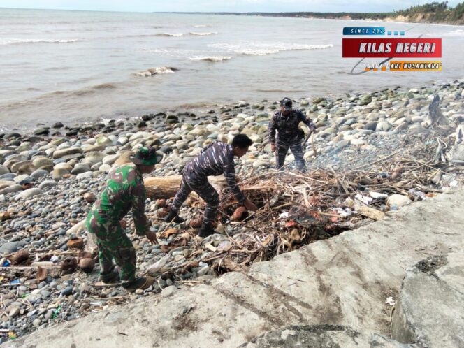 
Pos TNI Angkatan Laut Manna Berkolaborasi Dengan Kodim 0408/BS Bersihkan Pantai Pasar Bawah