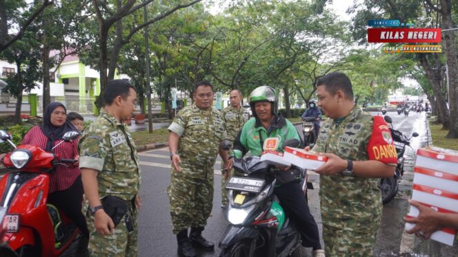 
Prajurit Kodim 0510 Tigaraksa Gelar Aksi Jumat Berkah