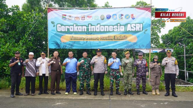 
Kasdim 0510/Trs Bersama Pejabat Forkopimda Ramai – Ramai Bersihkan Pulau Cangkir