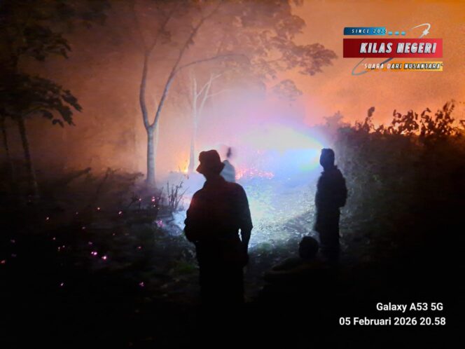 
Pos TNI Angkatan Laut Bengkalis Bersama Damkar dan Warga Berhasil Padamkan Kebakaran Lahan di Desa Kelebuk