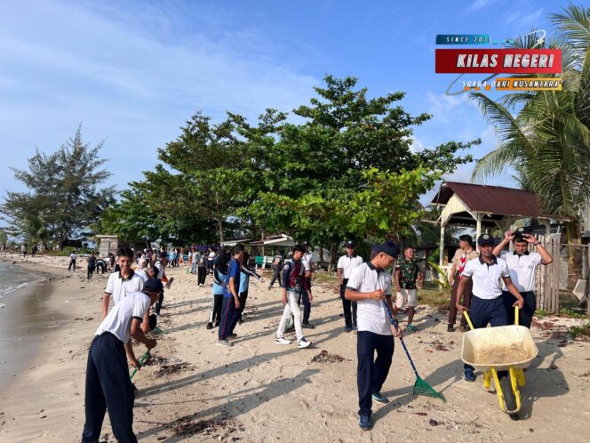 
Lanal Dabo Singkep Gelar Aksi Bersih Pantai Dalam Program “Pantai Bersih” di Pantai Sekop