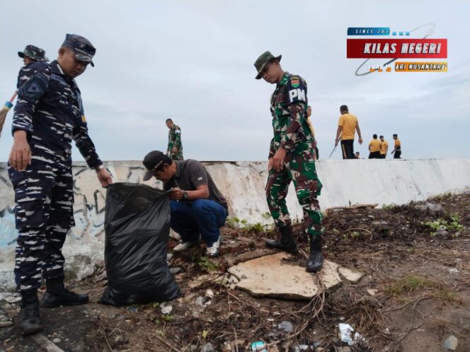 
Dukung Indonesia Asri, Pos TNI AL Mukomuko Bersinergi Laksanakan Kebersihan Pantai Abrasi