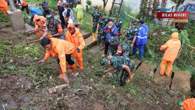
Personel Gabungan TNI-Polri Pemda Jaksel dan Masyarakat Gotong Royong Membersikan Bantaran Kali Ciliwung