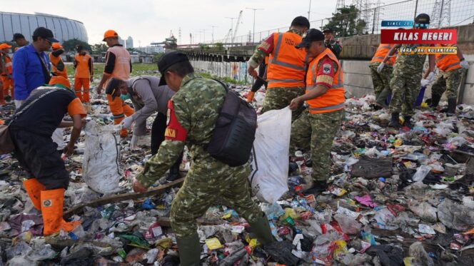 
Hujan Tak Surutkan Semangat, Tiga Pilar Bersama Warga Jakarta Utara Gelar Karya Bhakti Bersih Lingkungan