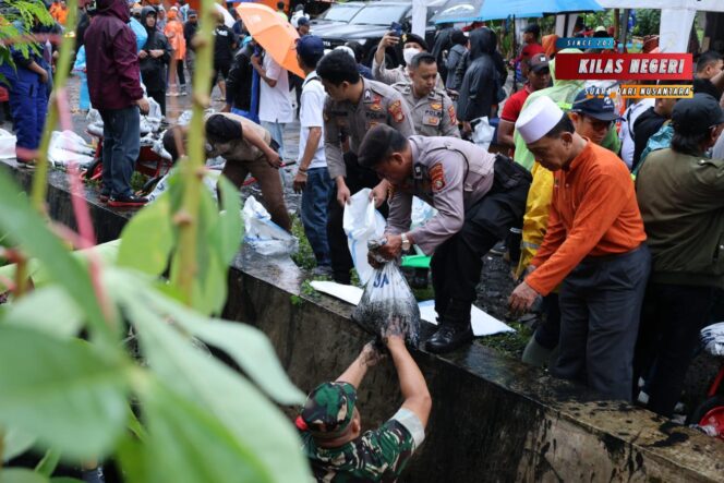
Aksi Bersih Jakarta Timur, Forkopimko Bersatu Pulihkan Kali Sunter dan Jaga Ketertiban Wilayah