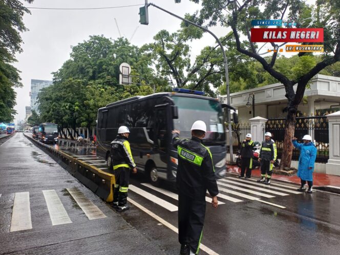 
SATUAN POMDAM JAYA/JAYAKARTA LAKSANAKAN PENGAMANAN DAN PENGENDALIAN LALU-LINTAS DAN PARKIR DALAM RANGKA RAPAT PIMPINAN TNI/POLRI DI ISTANA MERDEKA