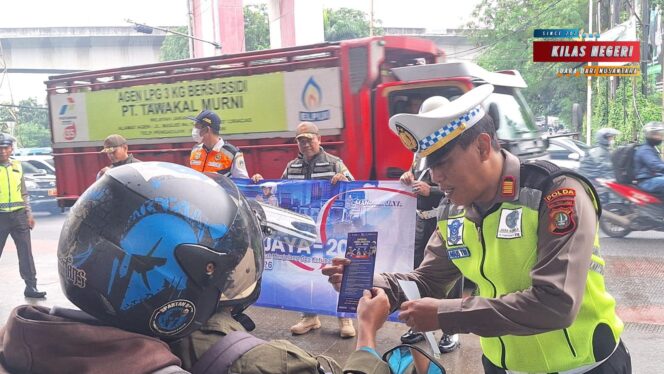 
Ops Keselamatan Jaya 2026, Satlantas Jakarta Timur Edukasi Pengendara di Simpang Halim Lama