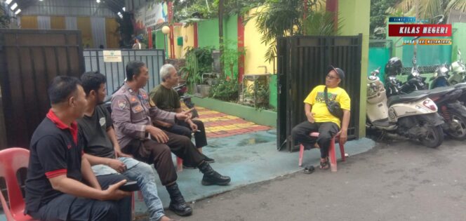 
Bhabinkamtibmas Cipinang Besar Selatan Hadir Bersama Warga Menjaga Keamanan Menjelang Ramadhan
