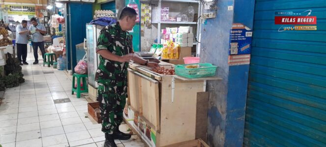 
BABINSA KORAMIL 14/PANONGAN LAKUKAN PEMANTAUAN HARGA SEMBAKO DI PASAR CITY MARKET CITRA RAYA