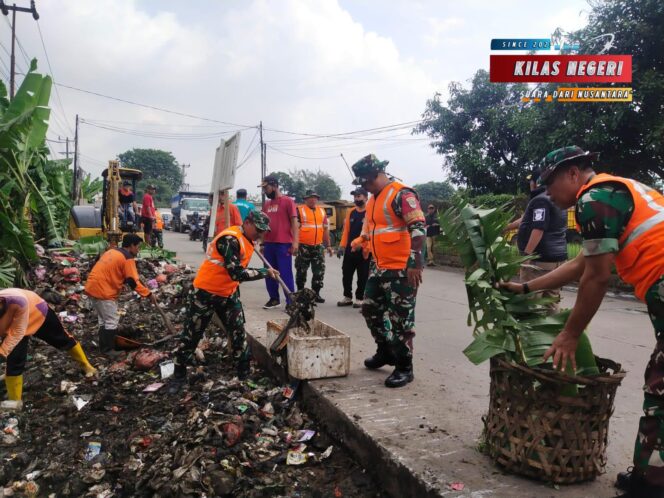 
Satgas Sampah Kerahkan Alat Berat Angkut Sampah Yang Menumpuk