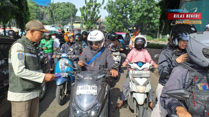 
Ops Keselamatan Jaya 2026, Satlantas Polres Metro Jakarta Timur Edukasi Pengendara di TL Halim Lama