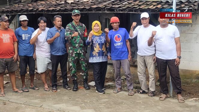 
Sosial Kemasyarakatan, Babinsa Bersama Kades Bedah Rumah Warga Tidak Layak Huni