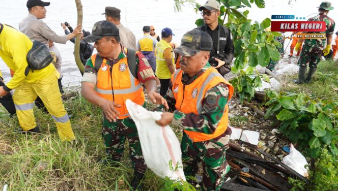 
Kodim 0502/Jakarta Utara Bersama Forkopimko Gelar Korve Jaga Jakarta Bersih di Pesisir Marunda