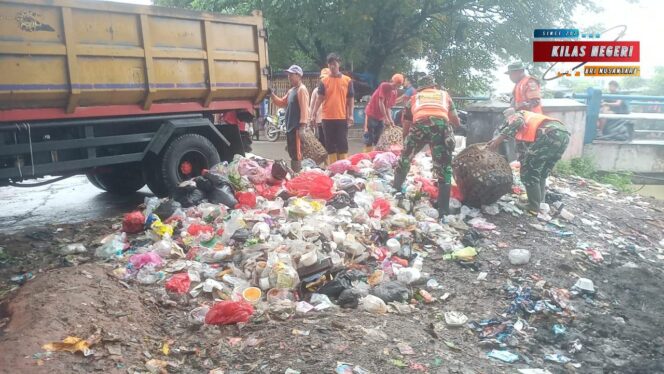 
Satgas Sampah Koramil 10/Sepatan Angkut Sampah di Jalan Raya Mauk