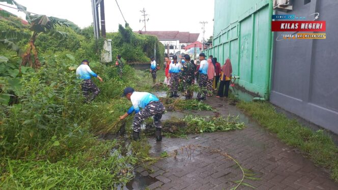 
Dukung Program Indonesia ASRI, Prajurit Satlinlamil 3 Bersama Masyarakat Laksanakan Karya Bakti Bersih Lingkungan