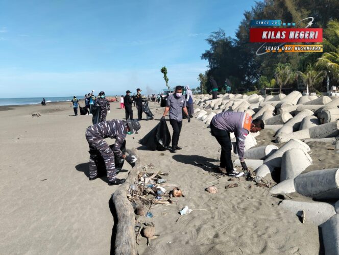 
Lanal Sabang Bersama Forkopimda Kota Sabang Gelar Gotong Royong Bersih Pantai Paradiso dan Sabang Fair