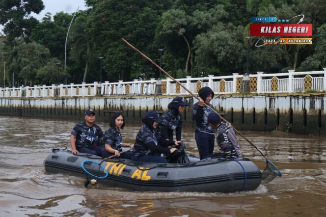 
Lanal Banjarmasin Bersama TNI-Polri Laksanakan Bakti Sosial Lingkungan Bersih-bersih Sungai Martapura