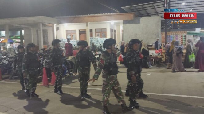 
Pastikan Wilayah Aman Dan Kondusif Koramil 11/Pasar Kemis Gelar Patroli Malam