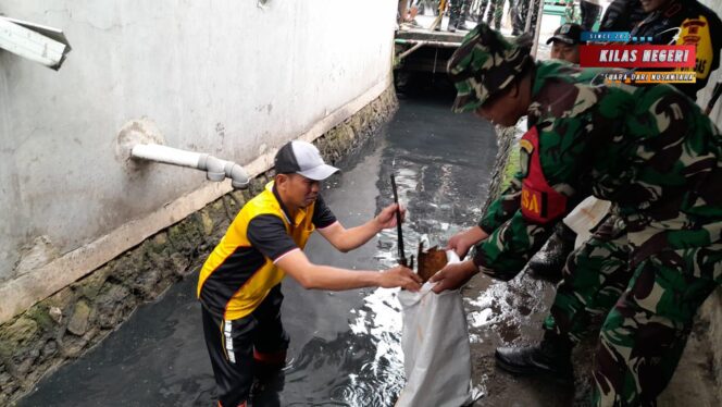 
Gerakan Indonesia ASRI, TNI-Polri dan Pemkot Bersama Warga Bersihkan Pasar Pedok Kelurahan Menteng Dalam Kecamatan Tebet Jakarta Selatan