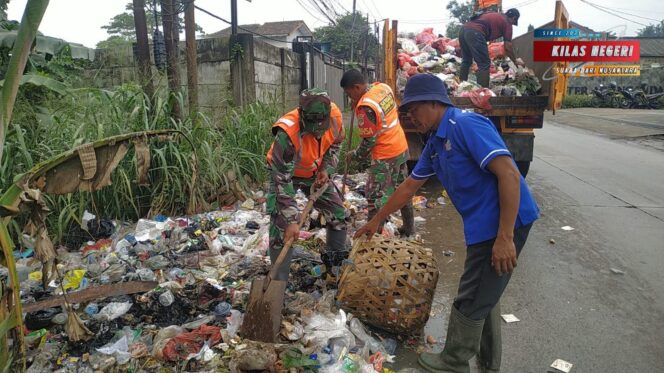 
Satgas sampah Koramil 14/Panongan bersama warga laksanakan pembersihan lingkungan di Kp Sangereng