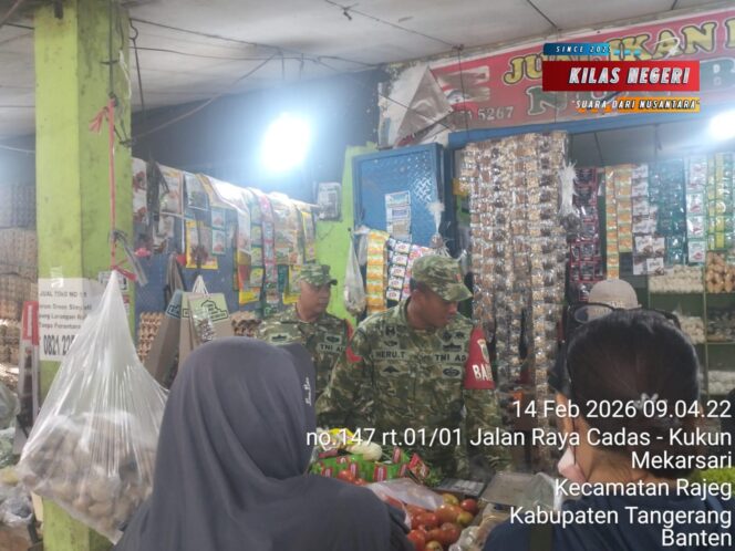 
Jelang Imlek Babinsa Mantau Langsung Harga Sembako di Pasar Kukun