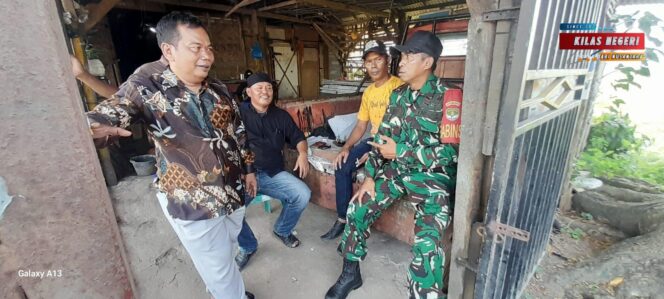 
Komsos Dengan Warga, Babinsa Koramil Rutin Pantau Wilayah Binaan