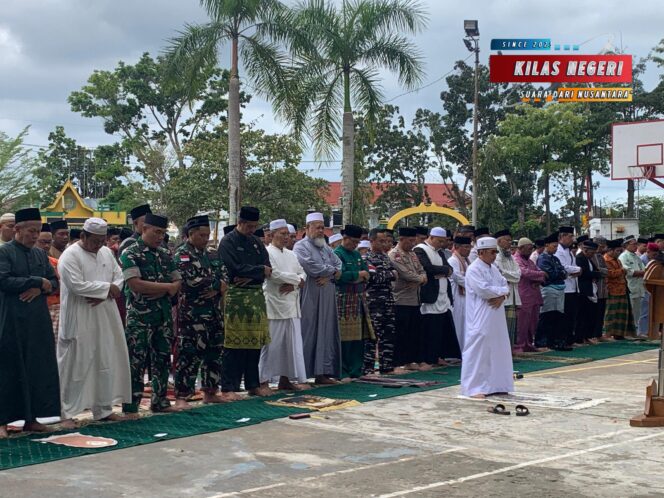 
Shalat Istisqa Bersama, Danlanal Bintan dan Warga Tanjungpinang Memohon Hujan Untuk Bumi yang Kering