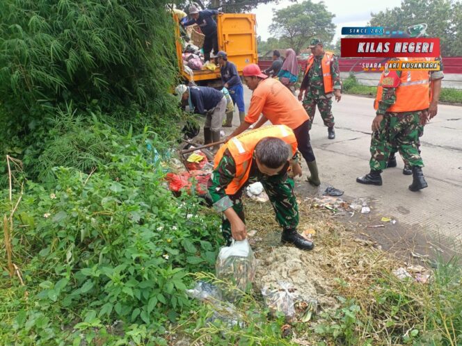 
Anggota Babinsa Tigraksa Dan Masyarakat Lakukan Gotong Royong Bersih Sampah