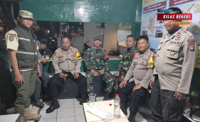 
Ciptakan Wilayah Aman dan Kondusif, Koramil 02/Matraman Gelar Patroli/Siskamling Keliling