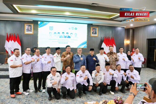 
Di Pelantikan APDESI, Sekjen Kemendagri Kembali Ingatkan Pentingnya Bekerja untuk Masyarakat